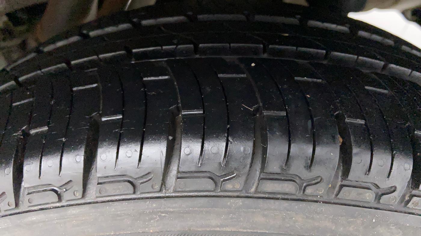 2016 Mahindra Kuv100 K6+ 6 STR, Petrol, Manual, 9,630 km, Left Rear Tyre Tread