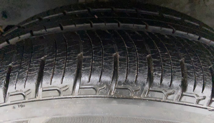 2016 Mahindra Kuv100 K6+ 6 STR, Petrol, Manual, 9,630 km, Left Front Tyre Tread