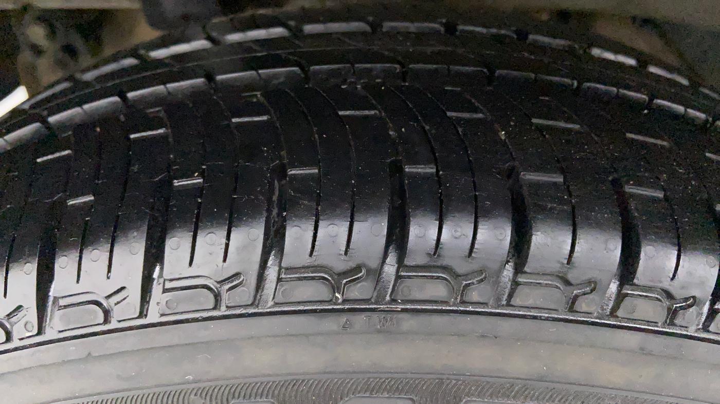 2016 Mahindra Kuv100 K6+ 6 STR, Petrol, Manual, 9,630 km, Right Rear Tyre Tread