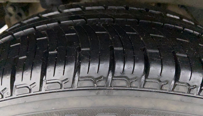 2016 Mahindra Kuv100 K6+ 6 STR, Petrol, Manual, 9,630 km, Right Rear Tyre Tread