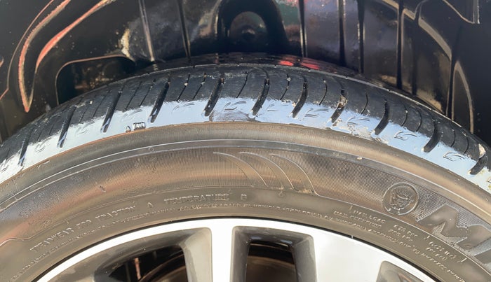 2019 Mahindra XUV300 W8 (O) 1.2 PETROL, Petrol, Manual, 66,047 km, Left Rear Tyre Tread