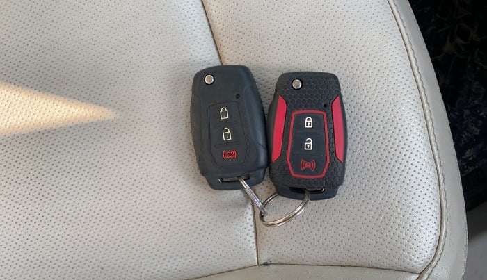 2019 Mahindra XUV300 W8 (O) 1.2 PETROL, Petrol, Manual, 66,047 km, Key Close Up