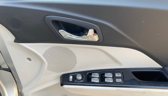 2019 Mahindra XUV300 W8 (O) 1.2 PETROL, Petrol, Manual, 66,047 km, Driver Side Door Panels Control