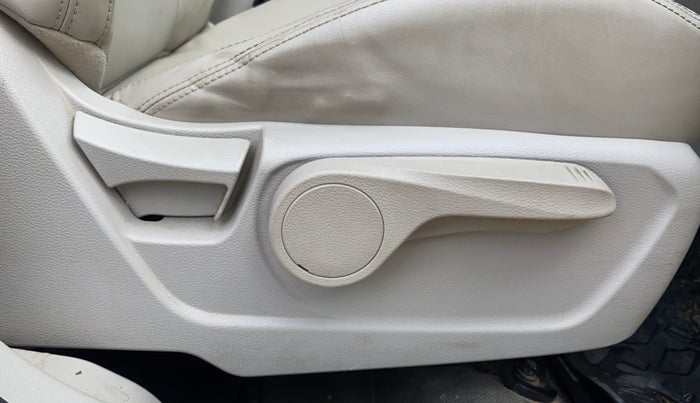 2019 Mahindra XUV300 W8 (O) 1.2 PETROL, Petrol, Manual, 66,047 km, Driver Side Adjustment Panel