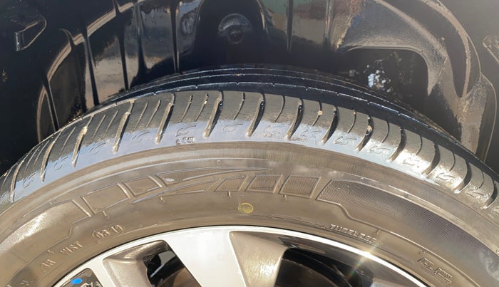 2019 Mahindra XUV300 W8 (O) 1.2 PETROL, Petrol, Manual, 66,047 km, Right Rear Tyre Tread