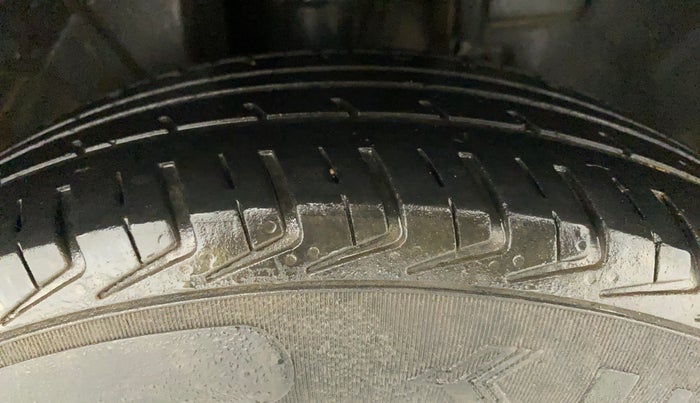 2016 Renault Kwid RXL, Petrol, Manual, 68,495 km, Right Front Tyre Tread