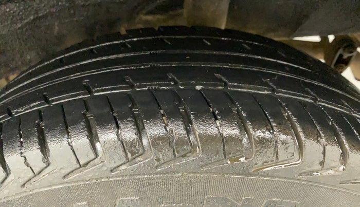 2016 Renault Kwid RXL, Petrol, Manual, 68,495 km, Left Rear Tyre Tread