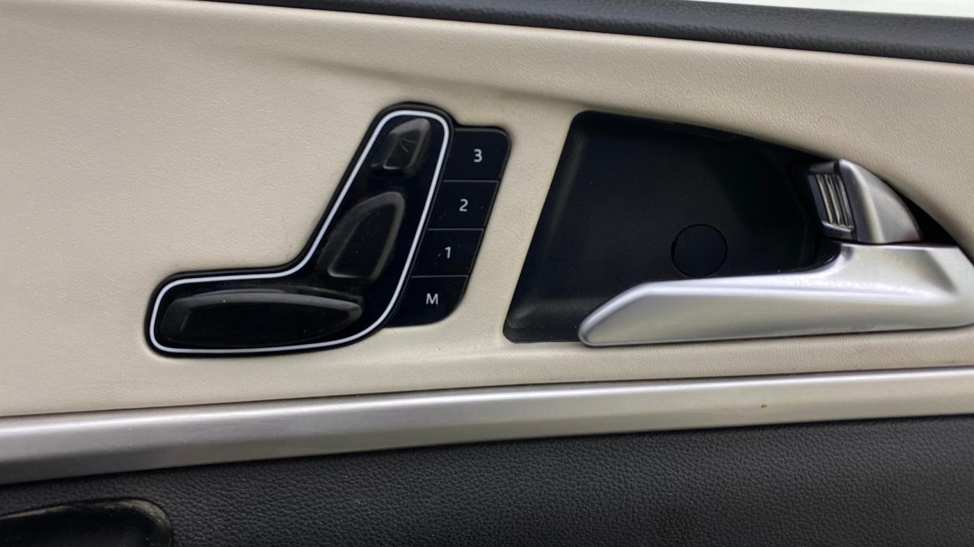 2022 Mahindra XUV700 AX 7 D MT 7 STR, Diesel, Manual, 1,03,157 km, Driver Side Adjustment Panel