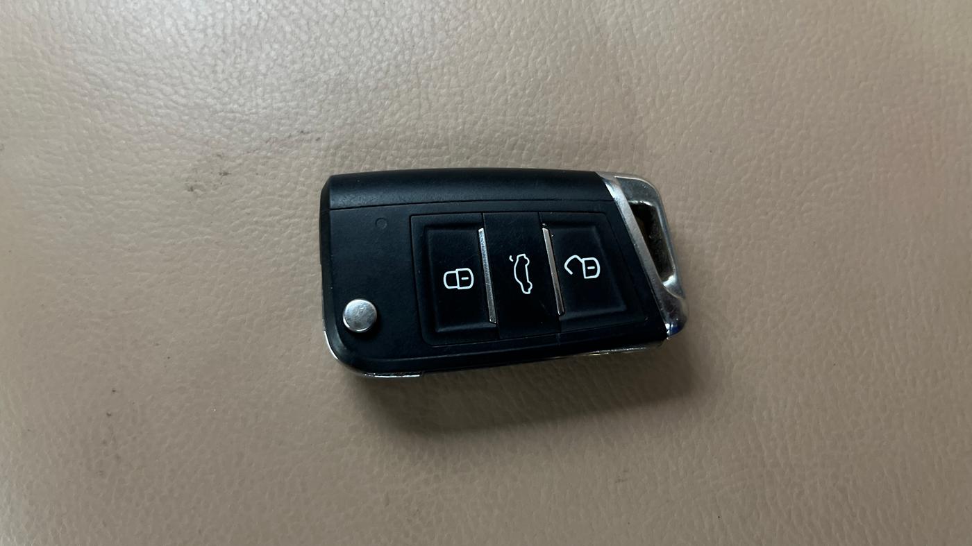 2013 Volkswagen Polo HIGHLINE DIESEL, Diesel, Manual, 1,02,202 km, Key Close Up