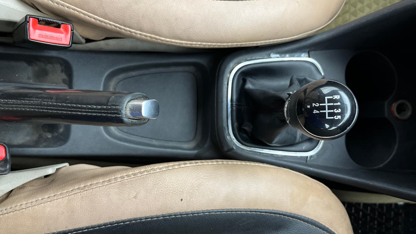 2013 Volkswagen Polo HIGHLINE DIESEL, Diesel, Manual, 1,02,202 km, Gear Lever