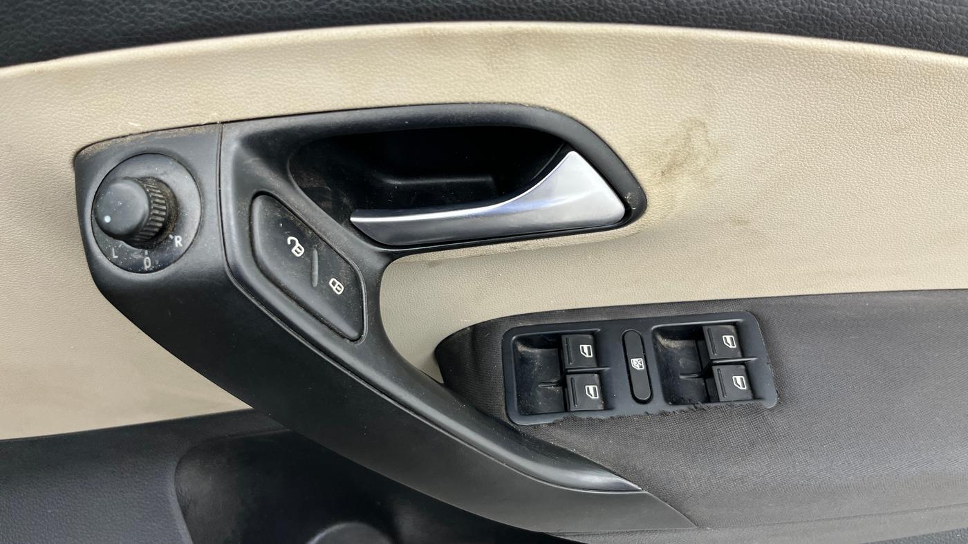 2013 Volkswagen Polo HIGHLINE DIESEL, Diesel, Manual, 1,02,202 km, Driver Side Door Panels Control
