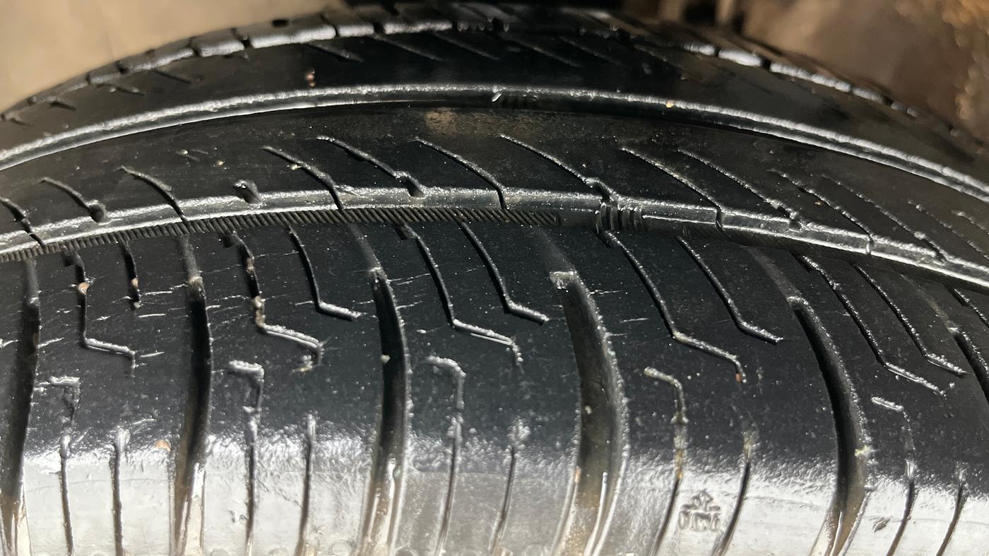 2013 Volkswagen Polo HIGHLINE DIESEL, Diesel, Manual, 1,02,202 km, Left Front Tyre Tread