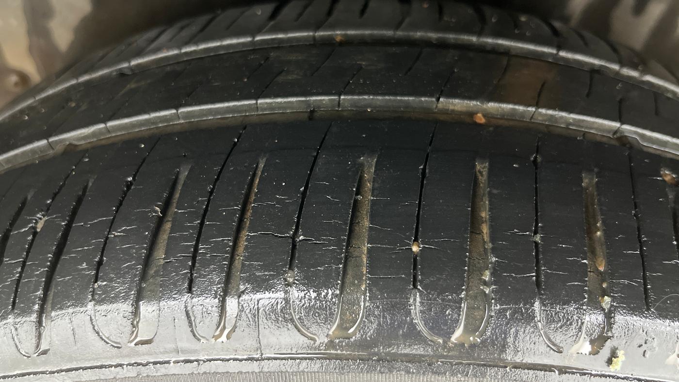 2013 Volkswagen Polo HIGHLINE DIESEL, Diesel, Manual, 1,02,202 km, Left Rear Tyre Tread