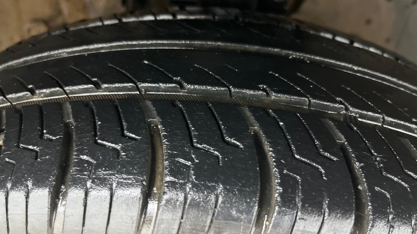 2013 Volkswagen Polo HIGHLINE DIESEL, Diesel, Manual, 1,02,202 km, Right Front Tyre Tread