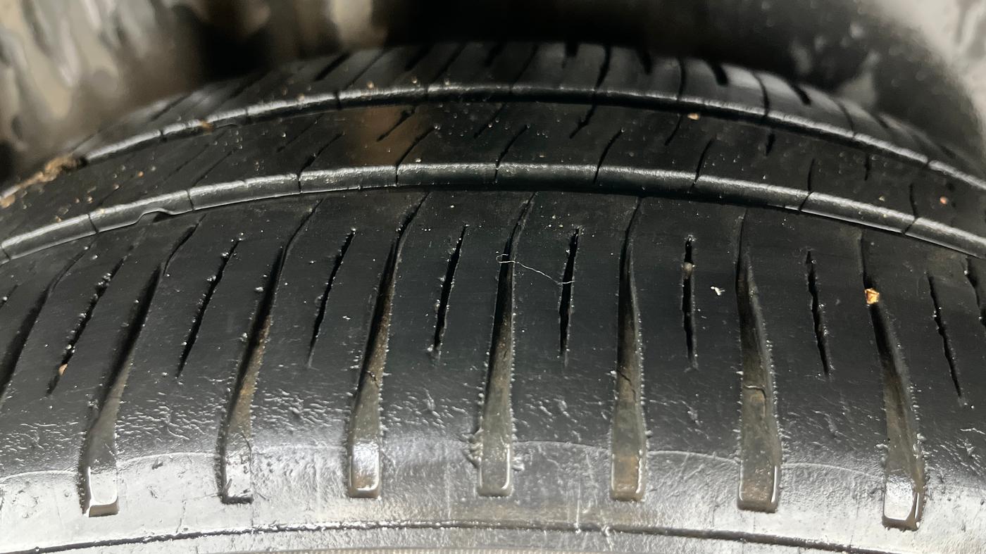 2013 Volkswagen Polo HIGHLINE DIESEL, Diesel, Manual, 1,02,202 km, Right Rear Tyre Tread
