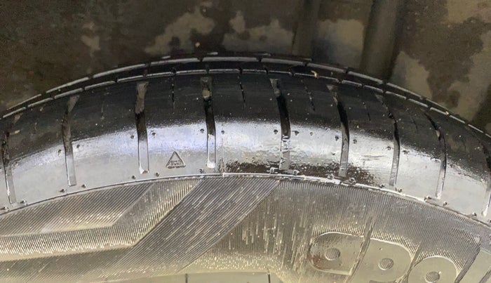 2014 Maruti Ciaz VXI, CNG, Manual, 55,405 km, Left Rear Tyre Tread