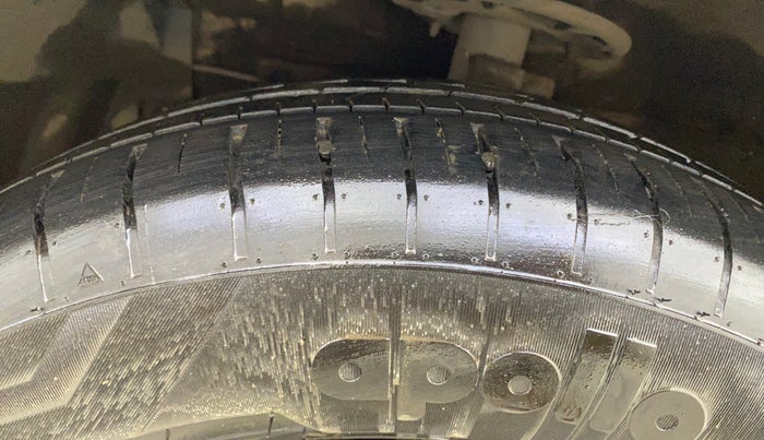 2014 Maruti Ciaz VXI, CNG, Manual, 55,405 km, Left Front Tyre Tread