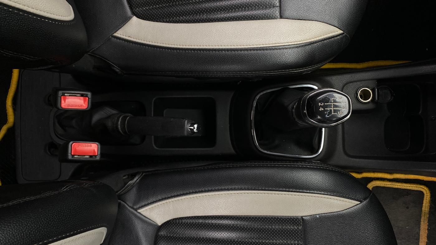 2018 Renault Kwid RXT 1.0 (O), Petrol, Manual, 69,928 km, Gear Lever