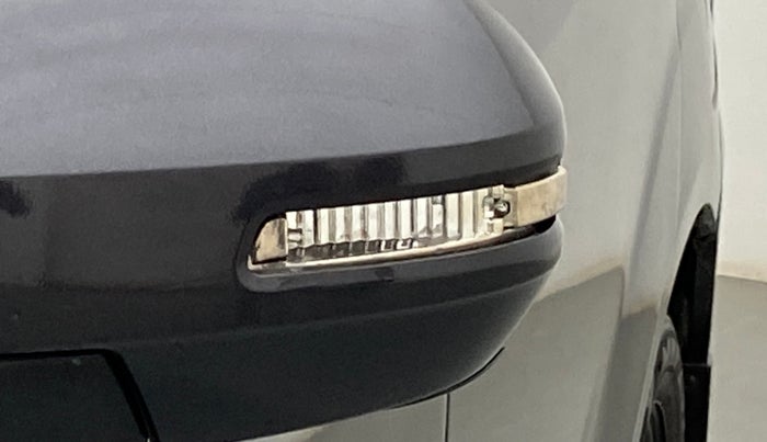 2017 Maruti Ertiga VDI SHVS, Diesel, Manual, 77,833 km, Left rear-view mirror - Indicator light has minor damage