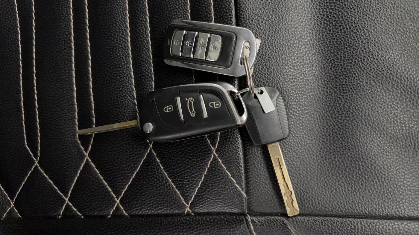 2019 Mahindra XUV300 W4 1.2 PETROL, Petrol, Manual, 27,390 km, Key Close Up