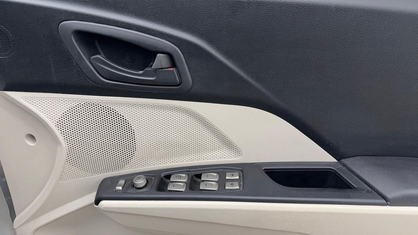 2019 Mahindra XUV300 W4 1.2 PETROL, Petrol, Manual, 27,390 km, Driver Side Door Panels Control
