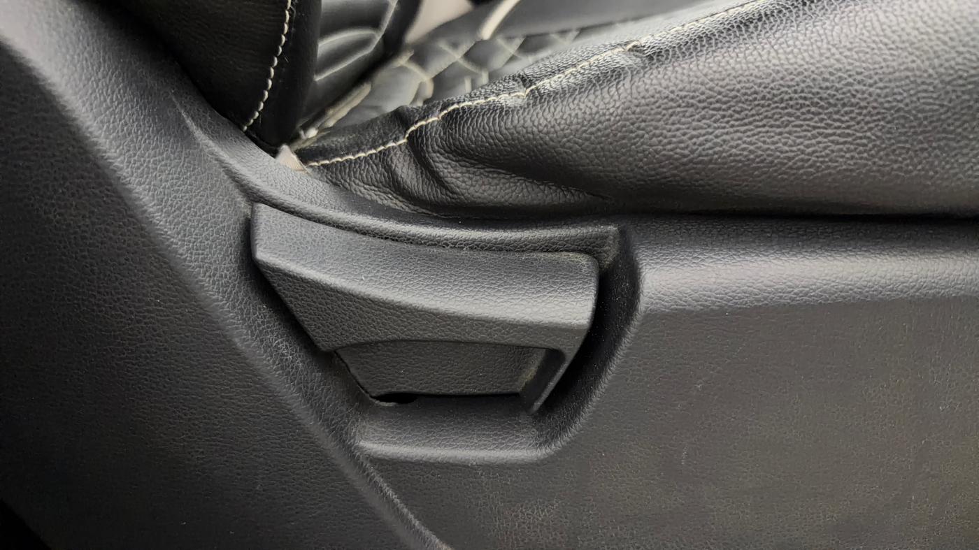 2019 Mahindra XUV300 W4 1.2 PETROL, Petrol, Manual, 27,390 km, Driver Side Adjustment Panel