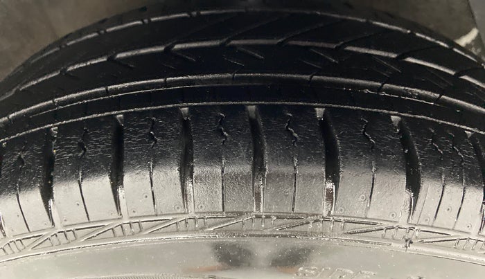 2011 Hyundai i20 MAGNA O 1.2, Petrol, Manual, 82,861 km, Right Front Tyre Tread