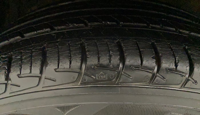 2013 Maruti Ertiga VXI CNG, CNG, Manual, 26,642 km, Left Front Tyre Tread