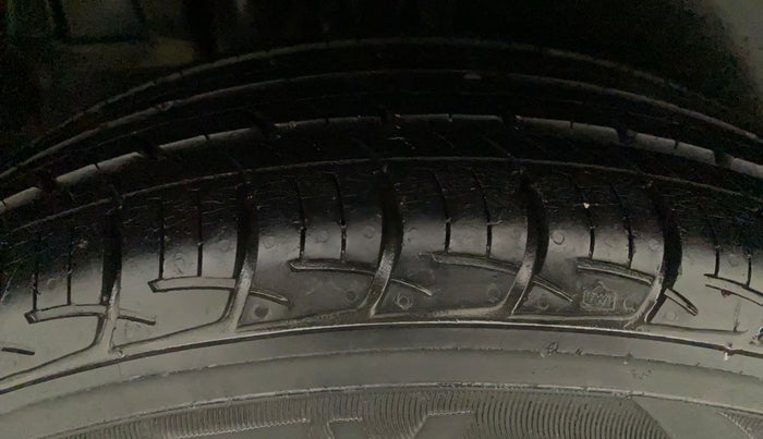2013 Maruti Ertiga VXI CNG, CNG, Manual, 26,642 km, Right Rear Tyre Tread