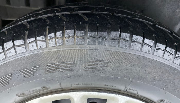 2014 Maruti Swift VXI D, Petrol, Manual, 55,242 km, Right Rear Tyre Tread