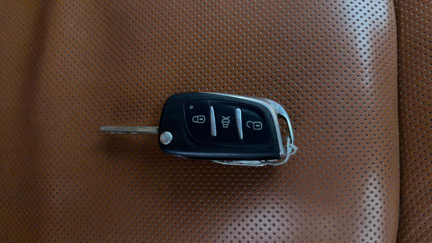2020 Tata NEXON XE PETROL, Petrol, Manual, 1,47,594 km, Key Close Up