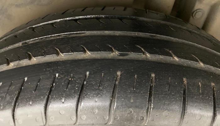 2017 Maruti Swift ZDI, Diesel, Manual, 93,786 km, Left Rear Tyre Tread