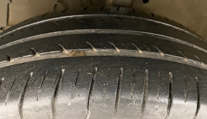 2017 Maruti Swift ZDI, Diesel, Manual, 93,786 km, Left Front Tyre Tread