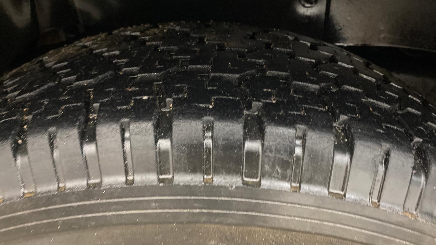 2018 Mahindra TUV300 T8, Diesel, Manual, 1,10,291 km, Right Rear Tyre Tread