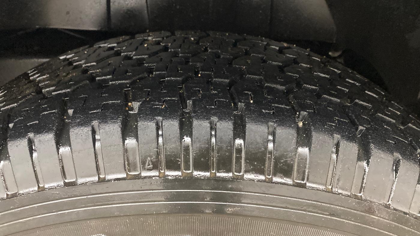 2018 Mahindra TUV300 T8, Diesel, Manual, 1,10,291 km, Left Rear Tyre Tread