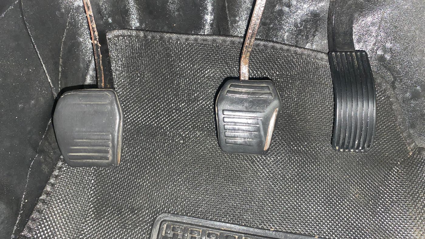 2018 Mahindra TUV300 T8, Diesel, Manual, 1,10,291 km, Pedals