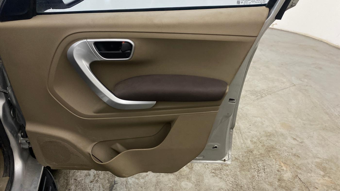 2018 Mahindra TUV300 T8, Diesel, Manual, 1,10,291 km, Driver Side Adjustment Panel