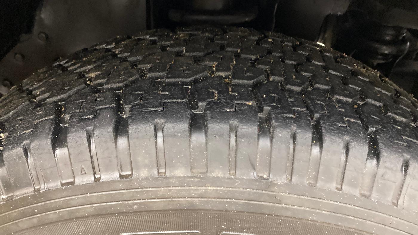 2018 Mahindra TUV300 T8, Diesel, Manual, 1,10,291 km, Right Front Tyre Tread