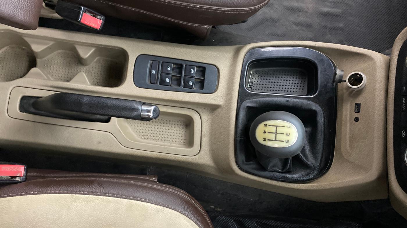 2018 Mahindra TUV300 T8, Diesel, Manual, 1,10,291 km, Gear Lever