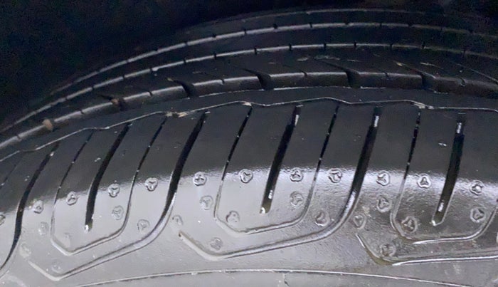 2023 Volkswagen VIRTUS TOPLINE TSI 1.0 AT, Petrol, Automatic, 14,544 km, Right Rear Tyre Tread