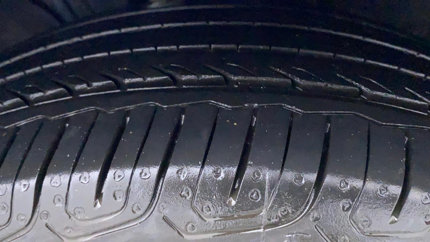 2023 Volkswagen VIRTUS TOPLINE TSI 1.0 AT, Petrol, Automatic, 14,544 km, Right Front Tyre Tread