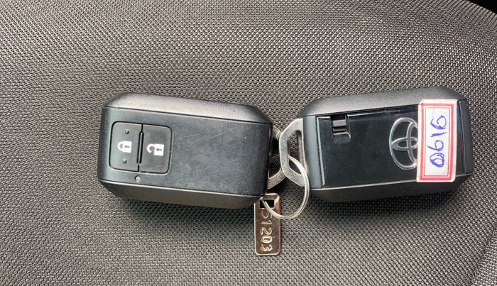 2022 Toyota Glanza V, Petrol, Manual, 26,462 km, Key Close Up