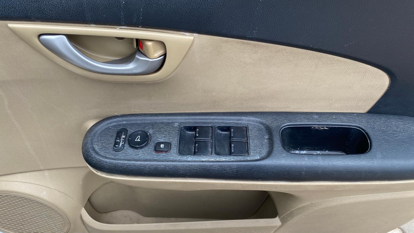 2014 Honda Brio VX AT, Petrol, Automatic, 45,258 km, Driver Side Door Panels Control