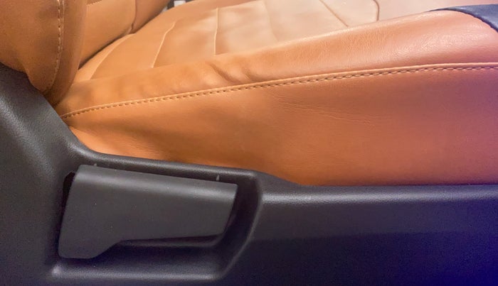 2019 Renault TRIBER 1.0 RXT, CNG, Manual, 9,215 km, Driver Side Adjustment Panel