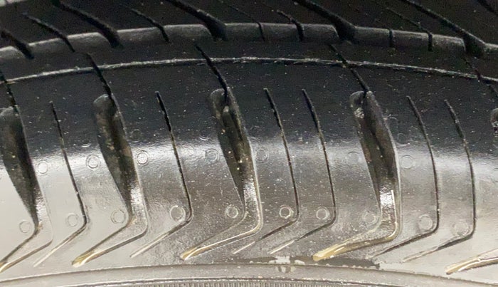 2014 Honda Brio S MT, Petrol, Manual, 81,097 km, Right Rear Tyre Tread