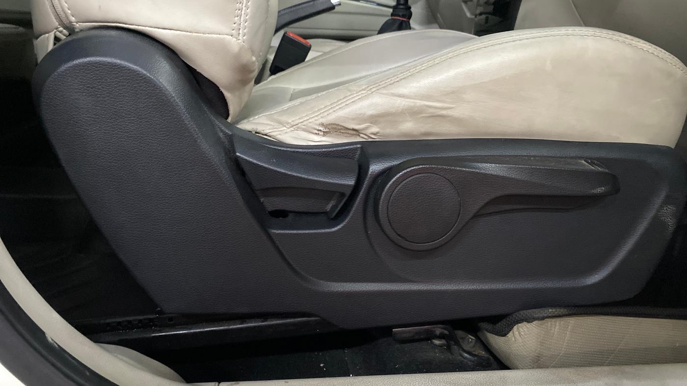 2021 Mahindra XUV300 W8 1.2 PETROL, Petrol, Manual, 67,784 km, Driver Side Adjustment Panel