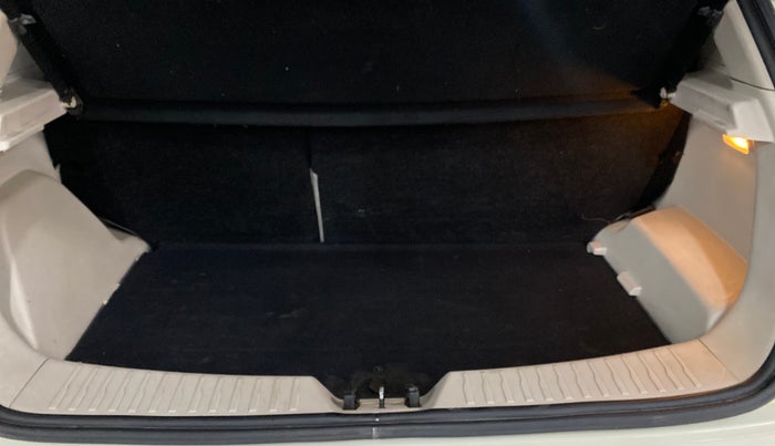 2021 Mahindra XUV300 W8 1.2 PETROL, Petrol, Manual, 67,830 km, Boot Inside