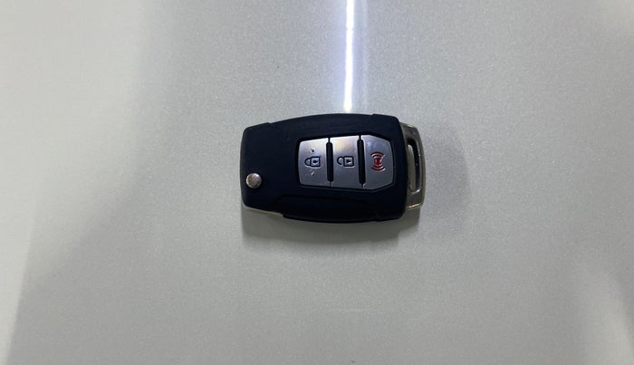 2021 Mahindra XUV300 W8 1.2 PETROL, Petrol, Manual, 67,830 km, Key Close Up