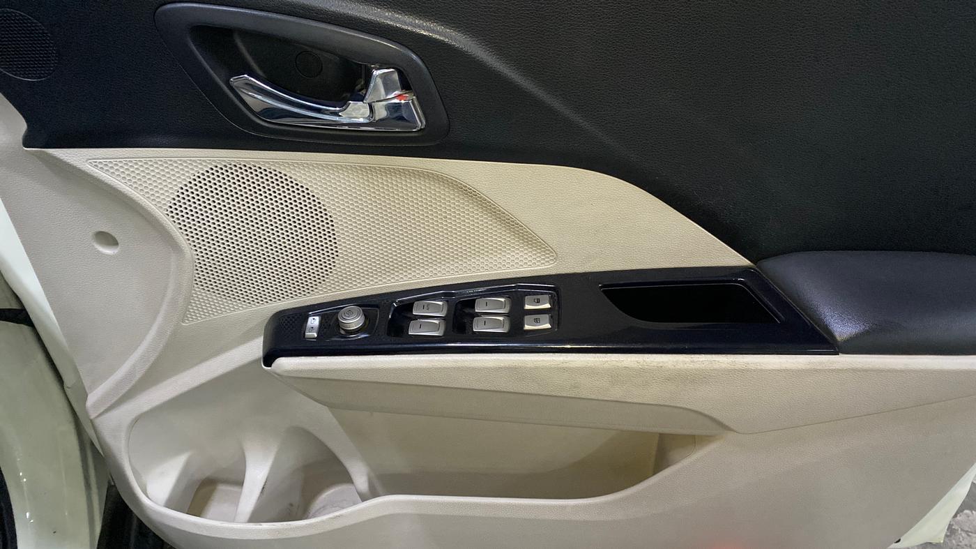 2021 Mahindra XUV300 W8 1.2 PETROL, Petrol, Manual, 67,784 km, Driver Side Door Panels Control