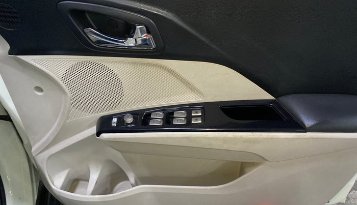 2021 Mahindra XUV300 W8 1.2 PETROL, Petrol, Manual, 67,830 km, Driver Side Door Panels Control